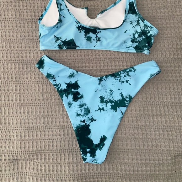 Blue & green bikini - Picture 3 of 4